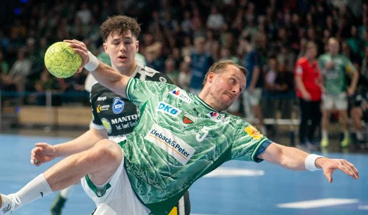 6 11 2025, Handball, Men, DHB Pokal 2025 26, Round of 16, Füchse Berlin ThSV Eisenach Max Darj Füchse Berlin, front against Tilman Leu ThSV Eisenach, back Berlin Max Schmeling Halle Brandenburg Germany