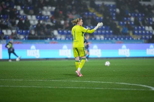 Laura Dick 1 TSG Hoffenheim Women gives instructions in the penalty area GPFBL TSG Hoffenheim vs SC Freiburg on 06 11 2025 at Dietmar Hopp Stadion in Hoffenheim Goalkeeper Laura Dick 1 TSG Hoffenheim Women in action Copyright: xspeedshotx