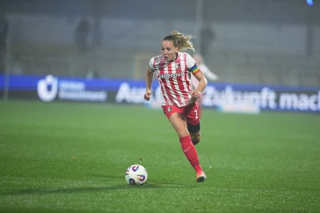 Lisa Karl 2 SC Freiburg women running with ball in action GPFBL TSG Hoffenheim vs SC Freiburg on 06 11 2025 at Dietmar Hopp Stadion in Hoffenheim Player with ball Copyright: xspeedshotx