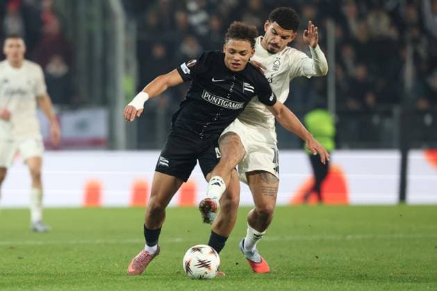 SOCCER - UEFA EL, Sturm vs Nottingham GRAZ,AUSTRIA,06.NOV.25 - SOCCER - UEFA Europa League, SK Sturm Graz vs Nottingham Forest. Image shows Jacob Hoedl (Sturm) and Morgan Gibbs-White (Nottingham).  GEPAxpictures xChrisxBauer