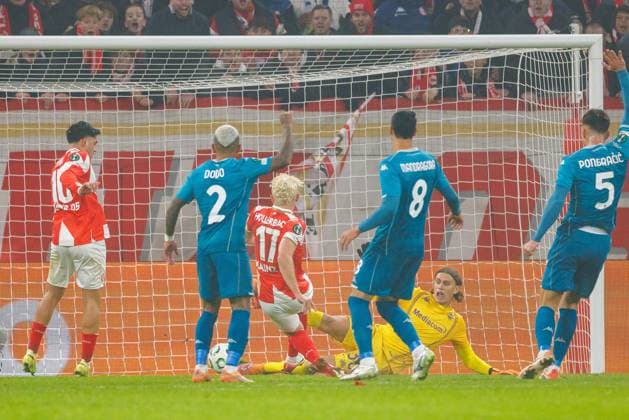 UECL 1 FSV Mainz 05 AC Florence Benedict Hollerbach 1 FSV Mainz 05, 17 scores the 1 1 equalizer with a low shot against Tommaso Martinelli AC Florence, Fiorentina, 30 in the UEFA Conference League match between 1 FSV Mainz 05 and AC Florence on matchday 3 at MEWA Arena Mainz on 06 11 2025 Copyright: xBEAUTIFULxSPORTS Hahnex
