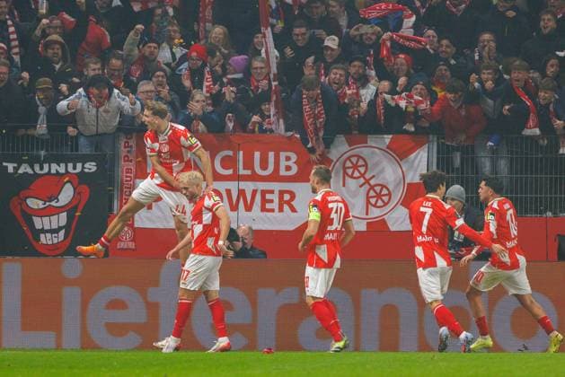 UECL 1 FSV Mainz 05 AC Florence celebrating a 1 1 goal by Benedict Hollerbach 1 FSV Mainz 05, 17 goal goal celebration during the UEFA Conference League match between 1 FSV Mainz 05 and AC Florence on matchday 3 at MEWA Arena Mainz on 06 11 2025 Copyright: xBEAUTIFULxSPORTS Hahnex