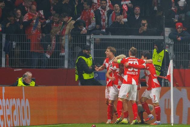 UECL 1 FSV Mainz 05 AC Florence celebrating a 1 1 goal by Benedict Hollerbach 1 FSV Mainz 05, 17 goal goal celebration during the UEFA Conference League match between 1 FSV Mainz 05 and AC Florence on matchday 3 at MEWA Arena Mainz on 06 11 2025 Copyright: xBEAUTIFULxSPORTS Hahnex
