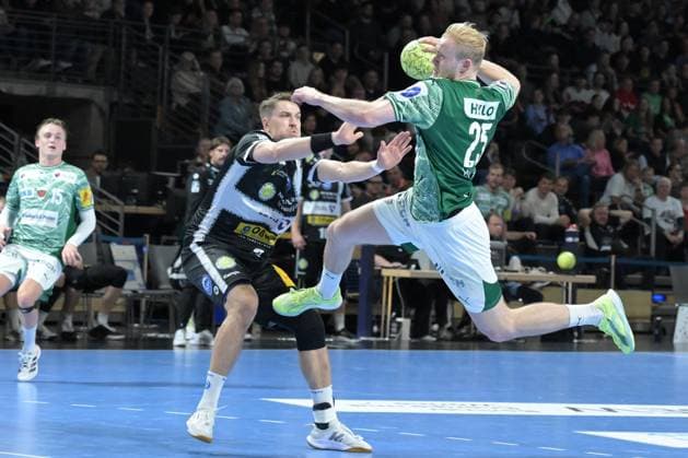 06 11 2025, xlakx, Handball, DHB Pokal 1 8 Final, Fuechse Berlin ThSV Eisenach f l Oskar Joelsson ThSV Eisenach , Matthes Langhoff Fuechse Berlin goes for the jump shot Berlin Daniel Lakomski