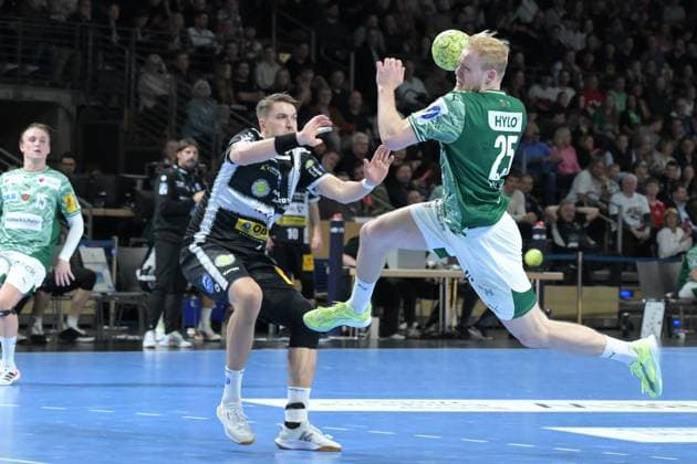 06 11 2025, xlakx, Handball, DHB Pokal 1 8 Final, Fuechse Berlin ThSV Eisenach f l Oskar Joelsson ThSV Eisenach , Matthes Langhoff Fuechse Berlin goes for the jump shot Berlin Daniel Lakomski