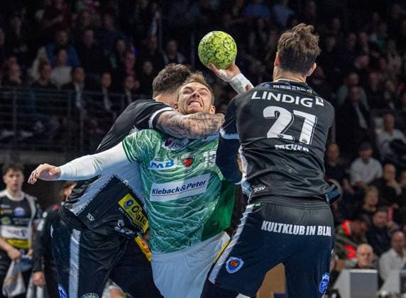 Handball, Men, Season 2025 2026, DHB Cup Round of 16, Füchse Berlin ThSV Eisenach, f l Justin Kurch Eisenach , Mathias Gidsel Füchse Berlin , Philipp Meyer Eisenach , 06 11 2025, Copyright: xSebastianxRäppold MatthiasxKochx