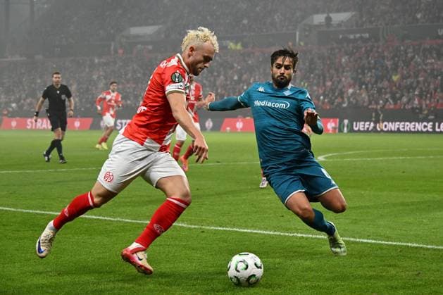 06 11 2025, xsltx, Football UEFA Conference League, FSV Mainz 05 AC Florenz v l Benedict Hollerbach FSV Mainz 05 Luca Ranieri AC Florenz Zweikampf, Aktion, action, battle for the ball DFL DFB REGULATIONS PROHIBIT ANY USE OF PHOTOGRAPHS as IMAGE SEQUENCES and or QUASI VIDEO Mainz