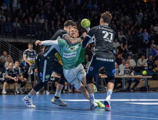 Handball, Men, Season 2025 2026, DHB Cup Round of 16, Füchse Berlin ThSV Eisenach, f l Justin Kurch Eisenach , Mathias Gidsel Füchse Berlin , Philipp Meyer Eisenach , 06 11 2025, Copyright: xSebastianxRäppold MatthiasxKochx