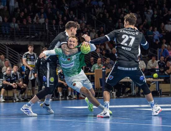 Handball, Men, Season 2025 2026, DHB Cup Round of 16, Füchse Berlin ThSV Eisenach, f l Justin Kurch Eisenach , Mathias Gidsel Füchse Berlin , Philipp Meyer Eisenach , 06 11 2025, Copyright: xSebastianxRäppold MatthiasxKochx