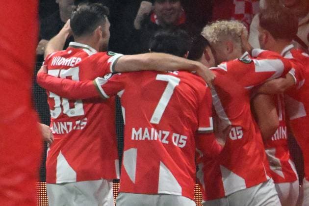 06 11 2025, xsltx, Football UEFA Conference League, FSV Mainz 05 AC Florence v l Goal celebration after the goal to celebrate the goal celebrate 1 1 by Benedict Hollerbach FSV Mainz 05 DFL DFB REGULATIONS PROHIBIT ANY USE OF PHOTOGRAPHS as IMAGE SEQUENCES and or QUASI VIDEO Mainz