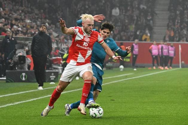 06 11 2025, xsltx, Football UEFA Conference League, FSV Mainz 05 AC Florenz v l Benedict Hollerbach FSV Mainz 05 Niccolo Fortini AC Florenz Zweikampf, Aktion, action, battle for the ball DFL DFB REGULATIONS PROHIBIT ANY USE OF PHOTOGRAPHS as IMAGE SEQUENCES and or QUASI VIDEO Mainz