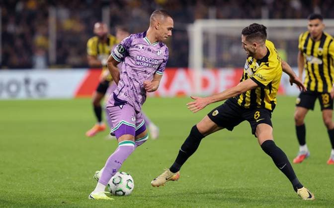 UEFA Europa Conference League Group Phase, OPAP Arena, Athens, Greece 6 11 2025 AEK Athens vs Shamrock Rovers Rovers Graham Burke with Mijat GaÄ‡inoviÄ‡ of AEK Athens Graham Burke with Mijat GaÄ‡inoviÄ‡ 6 11 2025  Copyright: x INPHOx NVIX4402
