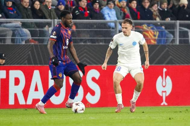 Philip Otele FC Basel, 07 and Alexandru Pantea FCSB Bucharest, 28 fighting for the ball , Switzerland, Football, UEFA Europa League, Matchday 4, 2025 2026, FC Basel vs FCSB Bucharest, 06 11 2025, Sankt Jakob Park, Basel, Switzerland Basel Sankt Jakob Park Canton Basel City Switzerland Copyright: xGrantxHubbsx
