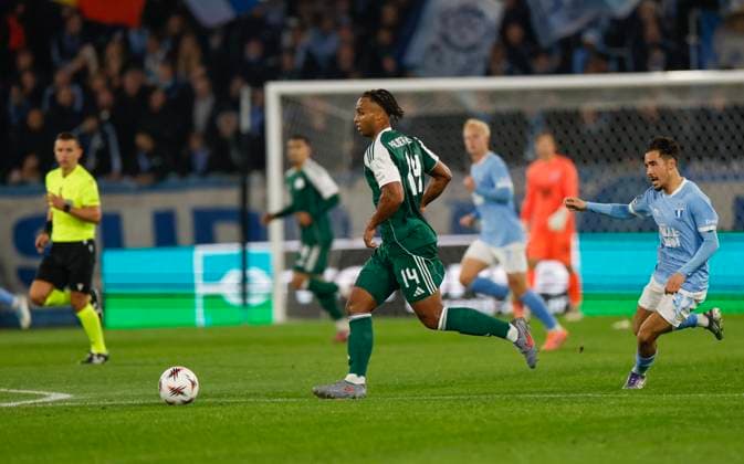 MALMÖ, SWEDEN 20251106 Panathinaikos Erik Palmer Brown with the ball is chased by Malmös Adrian Skogmar during Thursdays Europa League fourth round soccer match between Malmö FF and Panathinaikos at Eleda Stadium MALMÖ SWEDEN x10600x  Copyright: xAndreasxHillergren TTx EUROPA LEAGUE MALMÖ FF - PANATHINAIKOS