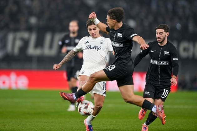 SOCCER - UEFA EL, Sturm vs Nottingham GRAZ,AUSTRIA,06.NOV.25 - SOCCER - UEFA Europa League, SK Sturm Graz vs Nottingham Forest. Image shows Nicolas Dominguez (Nottingham), Jacob Hoedl and Otar Kiteishvili (Sturm).  GEPAxpictures xAvnixRetkoceri