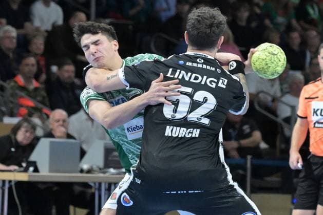 06 11 2025, xlakx, Handball, DHB Pokal 1 8 Final, Fuechse Berlin ThSV Eisenach v l Gabriel Kofler Fuechse Berlin , Justin Kurch ThSV Eisenach , duel, fight, tackle Berlin Daniel Lakomski