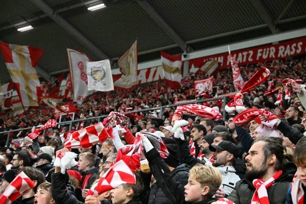 06 11 2025, xsltx, Football UEFA Conference League, FSV Mainz 05 AC Florence v l Mainz Fans Mood, Scarves, Emotions DFL DFB REGULATIONS PROHIBIT ANY USE OF PHOTOGRAPHS as IMAGE SEQUENCES and or QUASI VIDEO Mainz