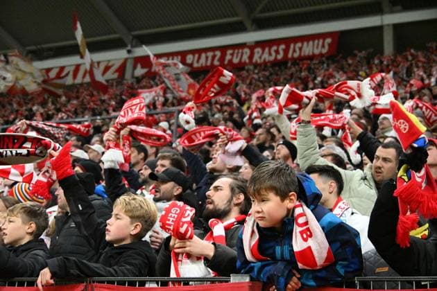 06 11 2025, xsltx, Football UEFA Conference League, FSV Mainz 05 AC Florence v l Mainz Fans Mood, Scarves, Emotions DFL DFB REGULATIONS PROHIBIT ANY USE OF PHOTOGRAPHS as IMAGE SEQUENCES and or QUASI VIDEO Mainz