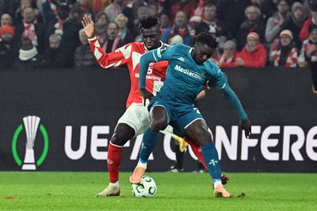 06 11 2025, xsltx, Football UEFA Conference League, FSV Mainz 05 AC Florenz v l Danny da Costa FSV Mainz 05 Moise Kean AC Florenz Zweikampf, Aktion, action, battle for the ball DFL DFB REGULATIONS PROHIBIT ANY USE OF PHOTOGRAPHS as IMAGE SEQUENCES and or QUASI VIDEO Mainz