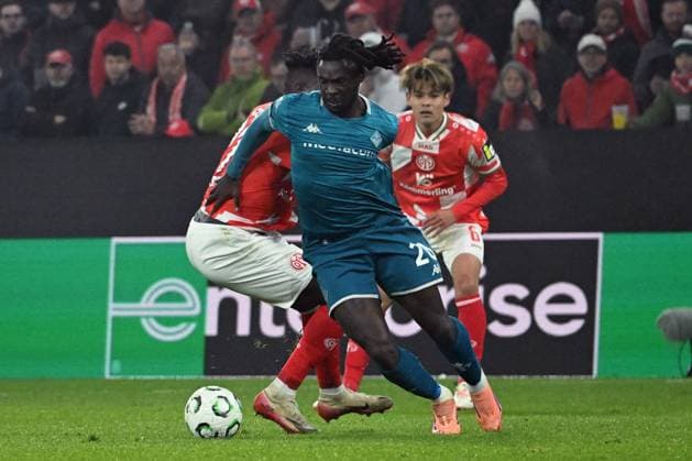 06 11 2025, xsltx, Football UEFA Conference League, FSV Mainz 05 AC Florenz v l Danny da Costa FSV Mainz 05 Moise Kean AC Florenz Zweikampf, Aktion, action, battle for the ball DFL DFB REGULATIONS PROHIBIT ANY USE OF PHOTOGRAPHS as IMAGE SEQUENCES and or QUASI VIDEO Mainz