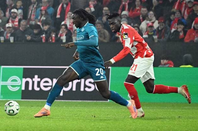 06 11 2025, xsltx, Football UEFA Conference League, FSV Mainz 05 AC Florenz v l Danny da Costa FSV Mainz 05 Moise Kean AC Florenz Zweikampf, Aktion, action, battle for the ball DFL DFB REGULATIONS PROHIBIT ANY USE OF PHOTOGRAPHS as IMAGE SEQUENCES and or QUASI VIDEO Mainz
