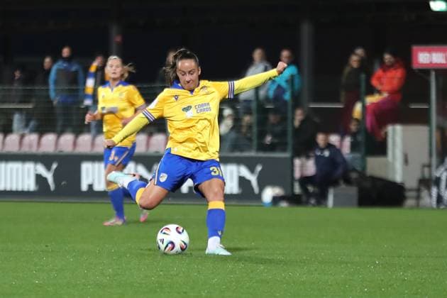 Google Pixel Womens Bundesliga, RB Leipzig FC Carl Zeiss Jena 06 11 2025 Nelly Juckel 31, Carl Zeiss Jena takes a shot from Football, Google Pixel Womens Bundesliga, Season 2025 2026, 9 Matchday RB Leipzig vs FC Carl Zeiss Jena on 06 11 2025, Training Center Cottaweg, Leipzig DFB REGULATIONS PROHIBIT ANY USE OF PHOTOGRAPHS AS IMAGE SEQUENCES AND OR QUASI VIDEO Copyright: xBEAUTIFULxSPORTS JanxKaeferx