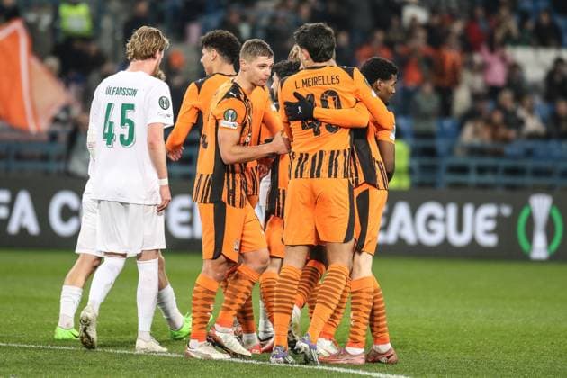 Krakow 06.11.2025. Pilka nozna Liga Konferencji UEFA sezon 2025 2026 kolejka 3 mecz: Szachtar Donieck - Breidablik Kopavogur --- Football UEFA Conference League season 2025 2026 round 3 match: Shakhtar Donetsk - Breidablik Kopavogur nz Artem Bondarenko, Luca Meirelles, Thor Ulfarsson gol, celebracja gola, radosc, cieszynka, zdobyta bramka, goal celebration Fot. Konrad Swierad Arena Akcji NEWSPIX.PL --- newspix.pl 