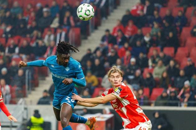UECL 1 FSV Mainz 05 AC Florence Moise Kean AC Florence, Fiorentina, 20 heads just wide of the goal against Kacper Potulski 1 FSV Mainz 05, 48 and is annoyed afterwards that he could not take advantage of this good chance in the UEFA Conference League match between 1 FSV Mainz 05 and AC Florence on matchday 3 at the MEWA Arena Mainz on 06 11 2025 Copyright: xBEAUTIFULxSPORTS Hahnex