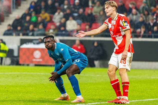 UECL 1 FSV Mainz 05 AC Florence Moise Kean AC Florence, Fiorentina, 20 heads just wide of the goal against Kacper Potulski 1 FSV Mainz 05, 48 and is annoyed afterwards that he could not take advantage of this good chance in the UEFA Conference League match between 1 FSV Mainz 05 and AC Florence on matchday 3 at the MEWA Arena Mainz on 06 11 2025 Copyright: xBEAUTIFULxSPORTS Hahnex