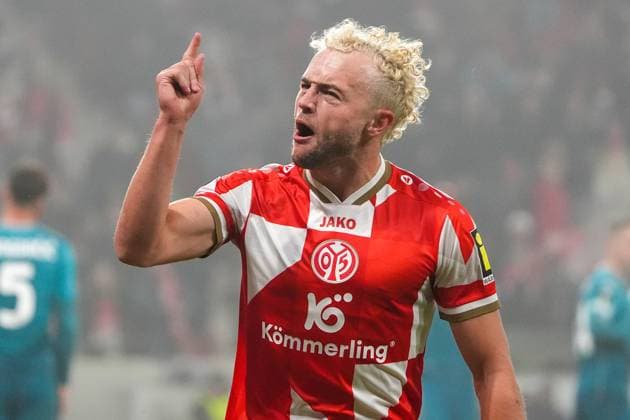 celebrate the goal, goal celebration for 1 1 by goal scorer Benedict Hollerbach 1 FSV Mainz 05, 17 06 11 2025 1 FSV Mainz 05 vs AC Florence MEWA Arena, Europa Conference League