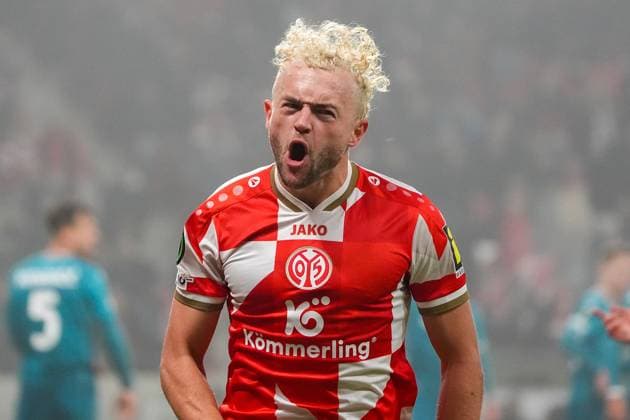 celebrate the goal, goal celebration for 1 1 by goal scorer Benedict Hollerbach 1 FSV Mainz 05, 17 06 11 2025 1 FSV Mainz 05 vs AC Florence MEWA Arena, Europa Conference League