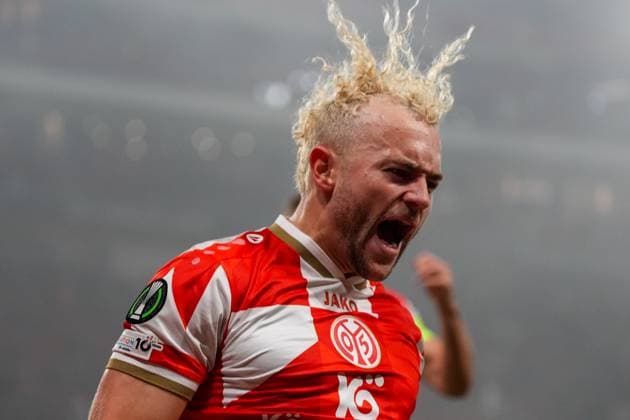 celebrate the goal, goal celebration for 1 1 by goal scorer Benedict Hollerbach 1 FSV Mainz 05, 17 06 11 2025 1 FSV Mainz 05 vs AC Florence MEWA Arena, Europa Conference League