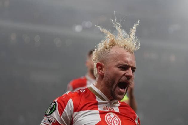 celebrate the goal, goal celebration for 1 1 by goal scorer Benedict Hollerbach 1 FSV Mainz 05, 17 06 11 2025 1 FSV Mainz 05 vs AC Florence MEWA Arena, Europa Conference League