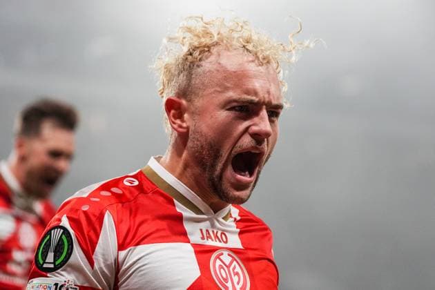 celebrate the goal, goal celebration for 1 1 by goal scorer Benedict Hollerbach 1 FSV Mainz 05, 17 06 11 2025 1 FSV Mainz 05 vs AC Florence MEWA Arena, Europa Conference League