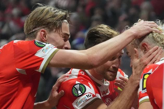celebrate the goal, goal celebration for 1 1 by goal scorer Benedict Hollerbach 1 FSV Mainz 05, 17 06 11 2025 1 FSV Mainz 05 vs AC Florence MEWA Arena, Europa Conference League