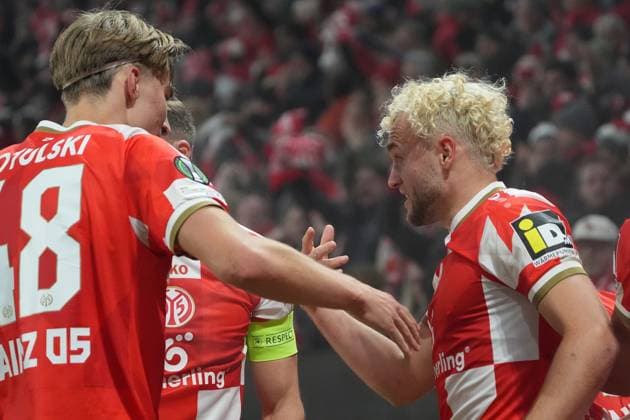 celebrate the goal, goal celebration for 1 1 by goal scorer Benedict Hollerbach 1 FSV Mainz 05, 17 06 11 2025 1 FSV Mainz 05 vs AC Florence MEWA Arena, Europa Conference League