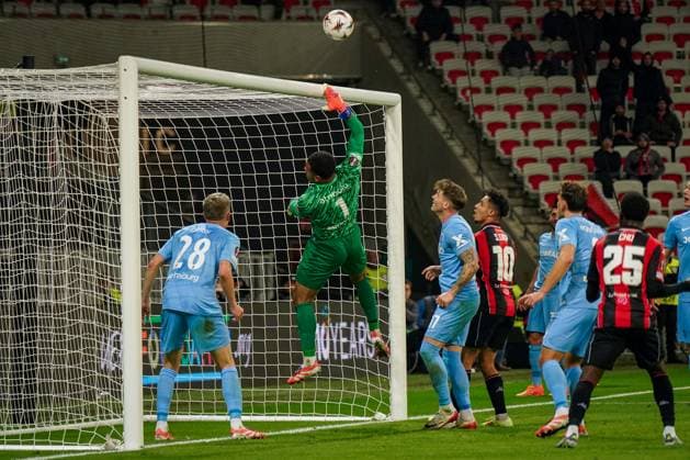 Football, UEFA Europa League 2025 26, Matchday 4 OGC Nice vs SC Freiburg Allianz Riviera Nice, France Noah Atubolu SC Freiburg, 01 Matthias Ginter SC Freiburg, 28 Copyright: xJOERANxSTEINSIEKx