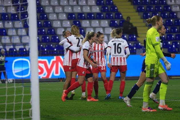Laura Dick 1 TSG Hoffenheim Women stands in goal while Lisa Kolb 22 SC Freiburg Women and Vanessa Diehm 6 TSG Hoffenheim Women cheer in the background GPFBL TSG Hoffenheim vs SC Freiburg on 06 11 2025 at Dietmar Hopp Stadium in Hoffenheim Goalkeeper and cheering Copyright: xspeedshotx