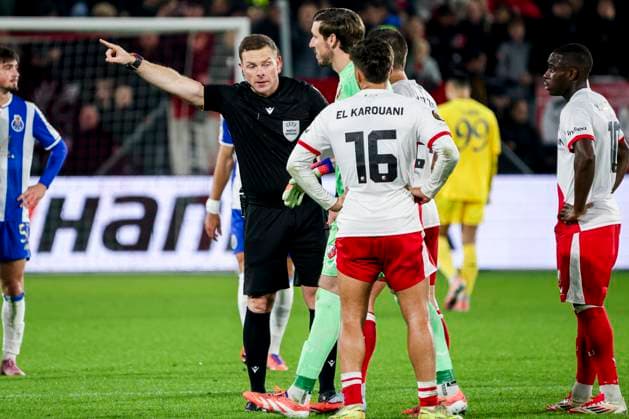 UEFA Europa League 2025 26 League Phase MD4 - FC Utrecht vs FC Porto, Netherlands goalkeeper Vasilis Barkas of FC Utrecht sent off after a red card of referee John Beaton during the UEFA Europa League 2025 26 League Phase MD4 match between FC Utrecht and FC Porto at the Stadion Galgenwaard in Utrecht, Netherlands, November 06, 2025. Utrecht Netherlands  Copyright: xMatrixxImagesx xWartxBrinkerhofx