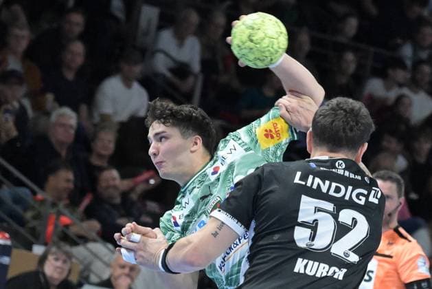 06 11 2025, xlakx, Handball, DHB Pokal 1 8 Final, Fuechse Berlin ThSV Eisenach v l Gabriel Kofler Fuechse Berlin , Justin Kurch ThSV Eisenach duel, fight, tackle Berlin Daniel Lakomski
