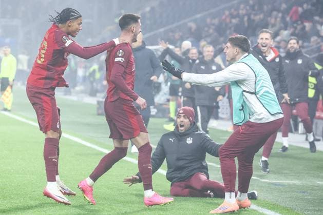 SOCCER - UEFA EL, RBS vs Deventer SALZBURG,AUSTRIA,06.NOV.25 - SOCCER - UEFA Europa League, Red Bull Salzburg vs Go Ahead Eagles Deventer. Image shows the rejoicing of scorer Aleksa Terzic (RBS) with his teammates.  GEPAxpictures xDavidxGeieregger