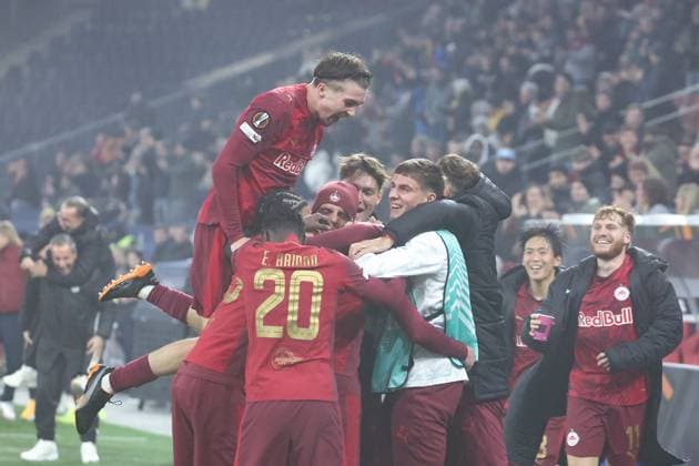 SOCCER - UEFA EL, RBS vs Deventer SALZBURG,AUSTRIA,06.NOV.25 - SOCCER - UEFA Europa League, Red Bull Salzburg vs Go Ahead Eagles Deventer. Image shows the rejoicing of scorer Aleksa Terzic (RBS) with his teammates.  GEPAxpictures xDavidxGeieregger