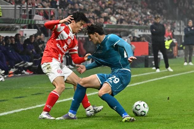 06 11 2025, xsltx, Football UEFA Conference League, FSV Mainz 05 AC Florenz v l Jae Sung Lee FSV Mainz 05 Niccolo Fortini AC Florenz Zweikampf, Aktion, action, battle for the ball DFL DFB REGULATIONS PROHIBIT ANY USE OF PHOTOGRAPHS as IMAGE SEQUENCES and or QUASI VIDEO Mainz