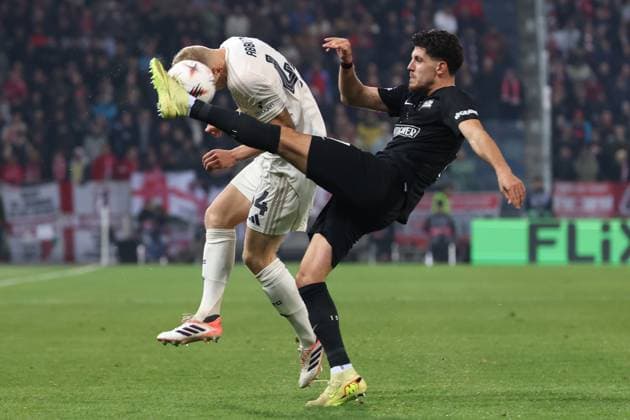 SOCCER - UEFA EL, Sturm vs Nottingham GRAZ,AUSTRIA,06.NOV.25 - SOCCER - UEFA Europa League, SK Sturm Graz vs Nottingham Forest. Image shows Zach Abbott (Nottingham) and Emir Karic (Sturm).  GEPAxpictures xChrisxBauer