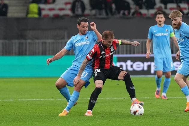 Nicolas Hoefler Nicolas Hoefler SC Freiburg, 27 in duel with Melvin Bard OGC Nice, 26 , France, Football, UEFA Europa League, Matchday 4, League phase, 2025 2026, OGC Nice vs SC Freiburg, 06 11 2025, Allianz Riviera, Nice, France Nice Allianz Riviera Provence Alpes Côte d Azur, CÃ France Copyright: xArnexAmbergx