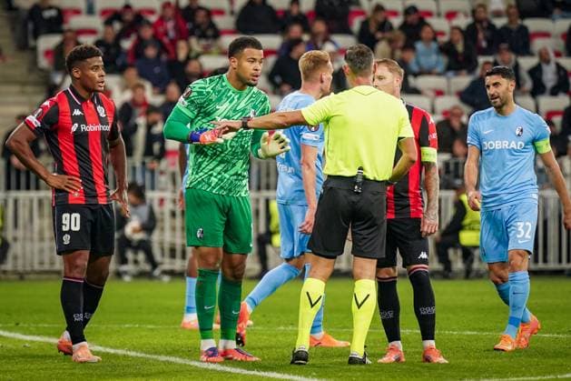 Football, UEFA Europa League 2025 26, Matchday 4 OGC Nice vs SC Freiburg Allianz Riviera Nice, France Noah Atubolu SC Freiburg, 01 Referee Anastasios Sidiropoulos Greece Copyright: xJOERANxSTEINSIEKx