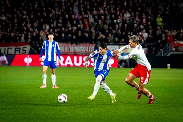 FC Porto forwarder Borja Sainz, FC Utrecht defender Sieb Horemans during the match FC Utrecht vs FC Porto at the Stadion Galgenwaard for the Europa League - League phase - Matchday 4 season 2025-2026 in UTRECHT, Netherlands on 6 november 2025, (photo by Marcel van Dorst EYE4images DeFodi Images) FC Porto forwarder Borja Sainz, FC Utrecht defender Sieb Horemans during the match FC Utrecht vs FC Porto at the Stadion Galgenwaard for the Europa League League phase Matchday 4 season 2025 2026 in UTRECHT, Netherlands on 6 november 2025, photo by Marcel van Dorst EYE4images DeFodi Images