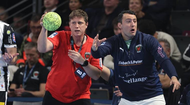 Coach Nicolej Krickau with ball, Aitor Arino action upper body Sport Handball DHB Pokal Round of 16 Men Season 2025 2026 06 11 2025 Füchse Berlin vs ThSV Eisenach