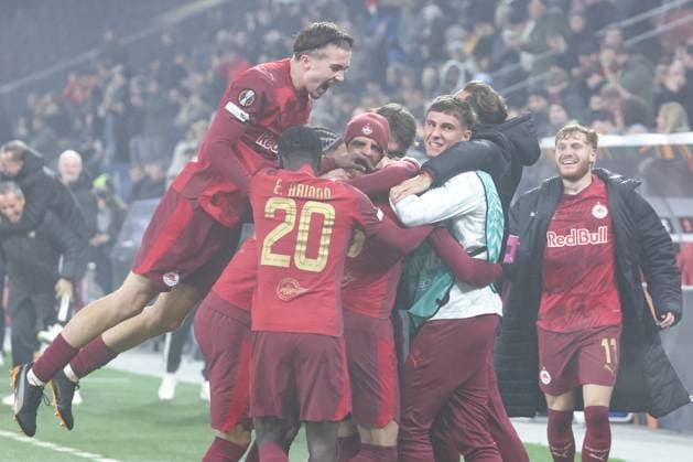 SOCCER - UEFA EL, RBS vs Deventer SALZBURG,AUSTRIA,06.NOV.25 - SOCCER - UEFA Europa League, Red Bull Salzburg vs Go Ahead Eagles Deventer. Image shows the rejoicing of scorer Aleksa Terzic (RBS) with his teammates.  GEPAxpictures xDavidxGeieregger