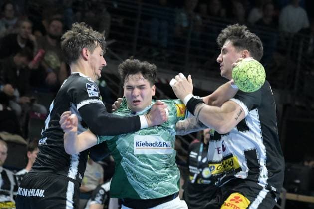 06 11 2025, xlakx, Handball, DHB Pokal 1 8 Final, Fuechse Berlin ThSV Eisenach f l Philipp Meyer ThSV Eisenach , Gabriel Kofler Fuechse Berlin , Justin Kurch ThSV Eisenach duel, duel, fight, tackle Berlin Daniel Lakomski
